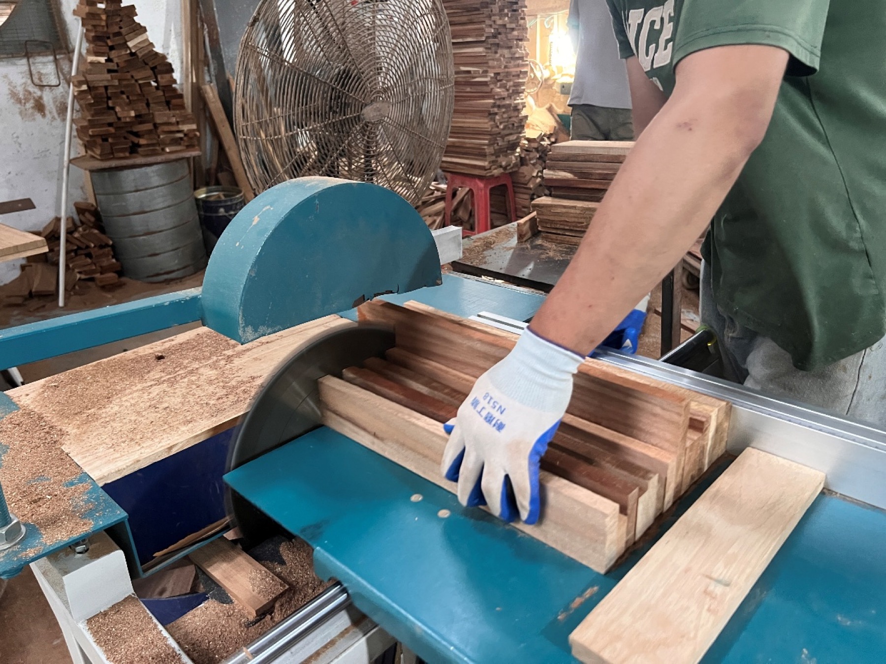 Cutting wooden kitchenware parts in Yangjiang factory